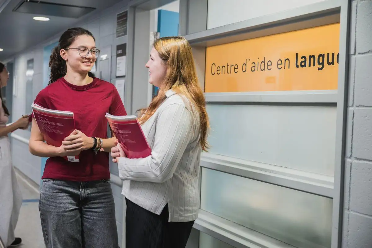 Personnes étudiantes devant le centre d'aide en langues