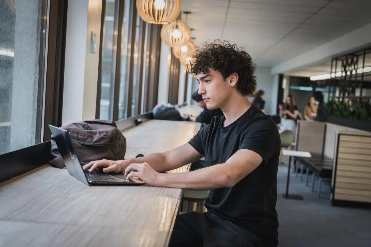Étudiant qui étudie dans le corridor de l'aile E