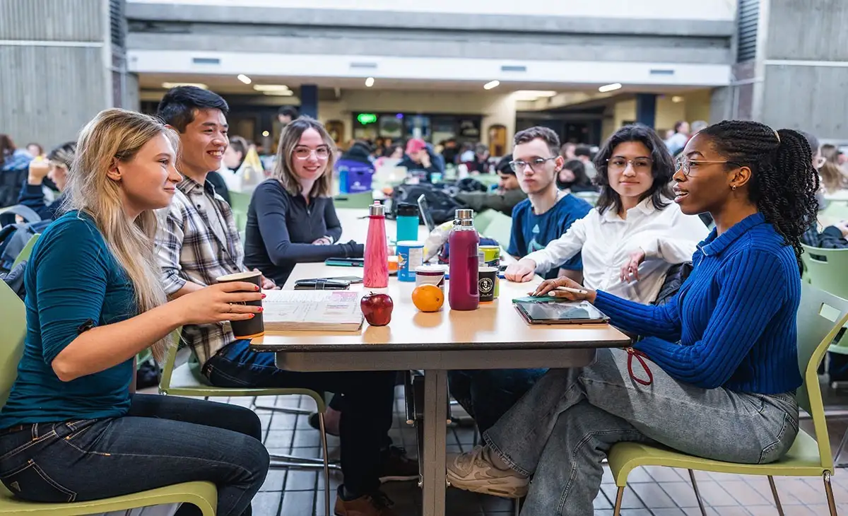Étudiants dans la cafétéria