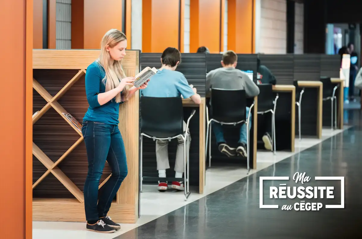 Personnes étudiantes dans le corridor qui lisent ou étudient