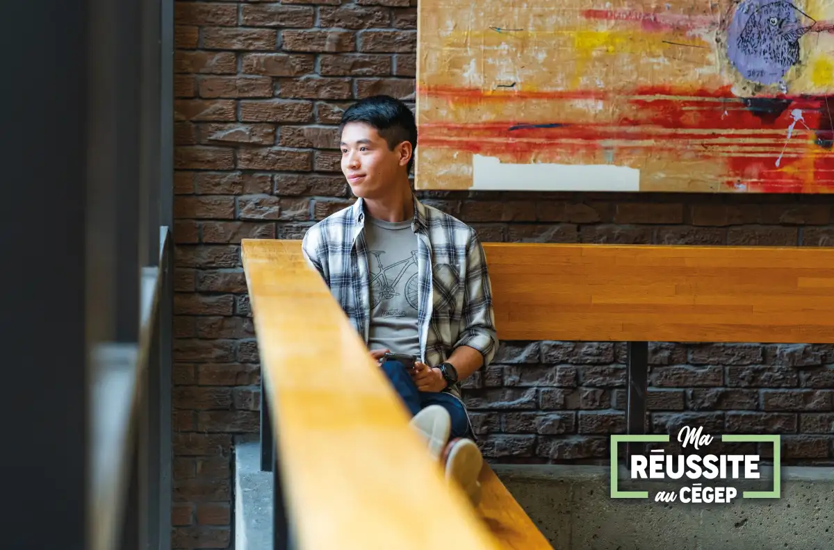 Étudiant assis dans les escaliers qui regarde ailleurs