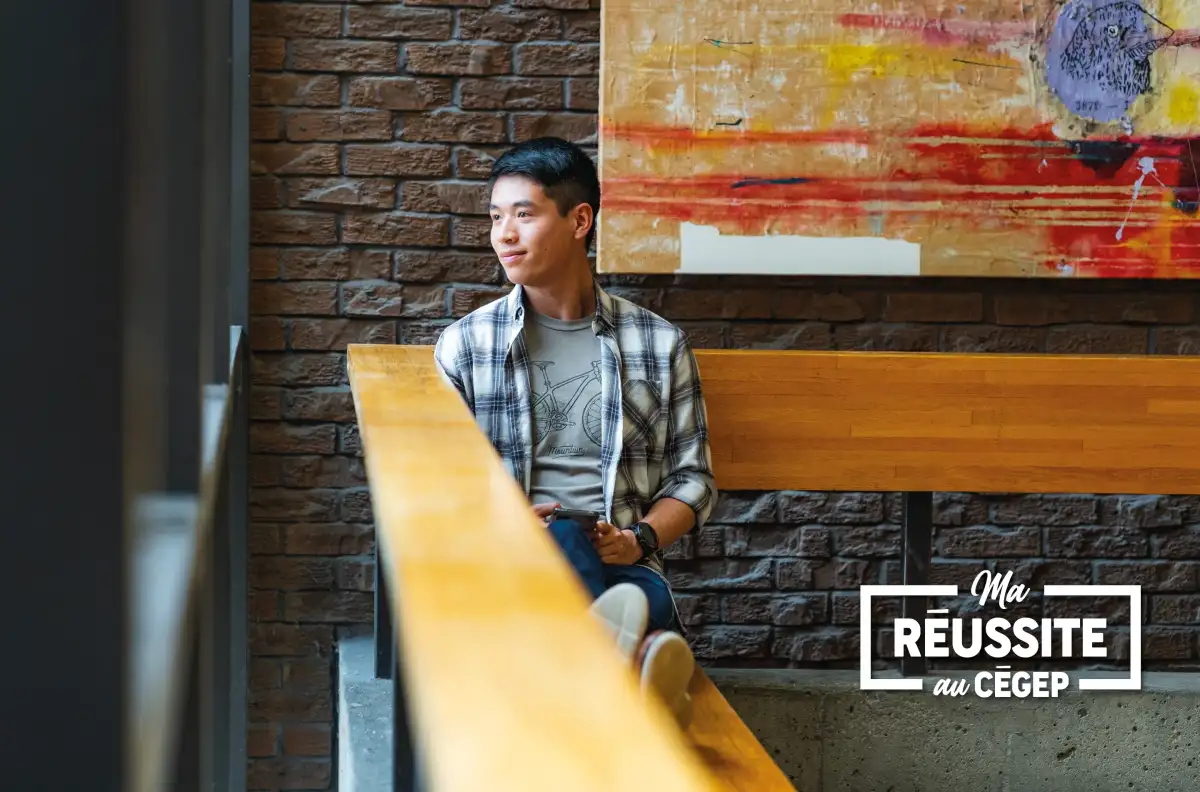 Étudiant assis dans les escaliers qui regarde ailleurs