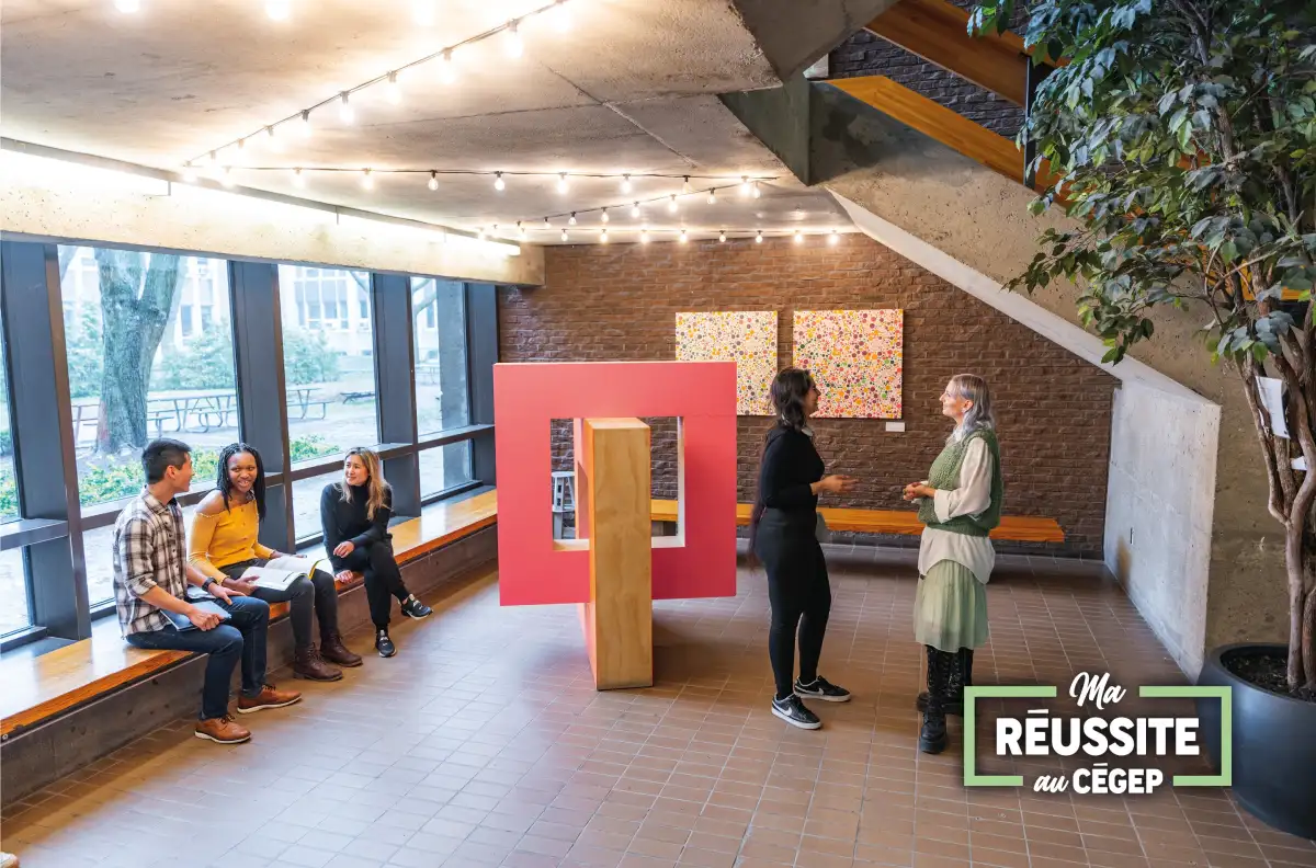 Personnes étudiantes dans les corridors