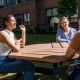 Personnes étudiantes qui discutent dans une cours extérieure