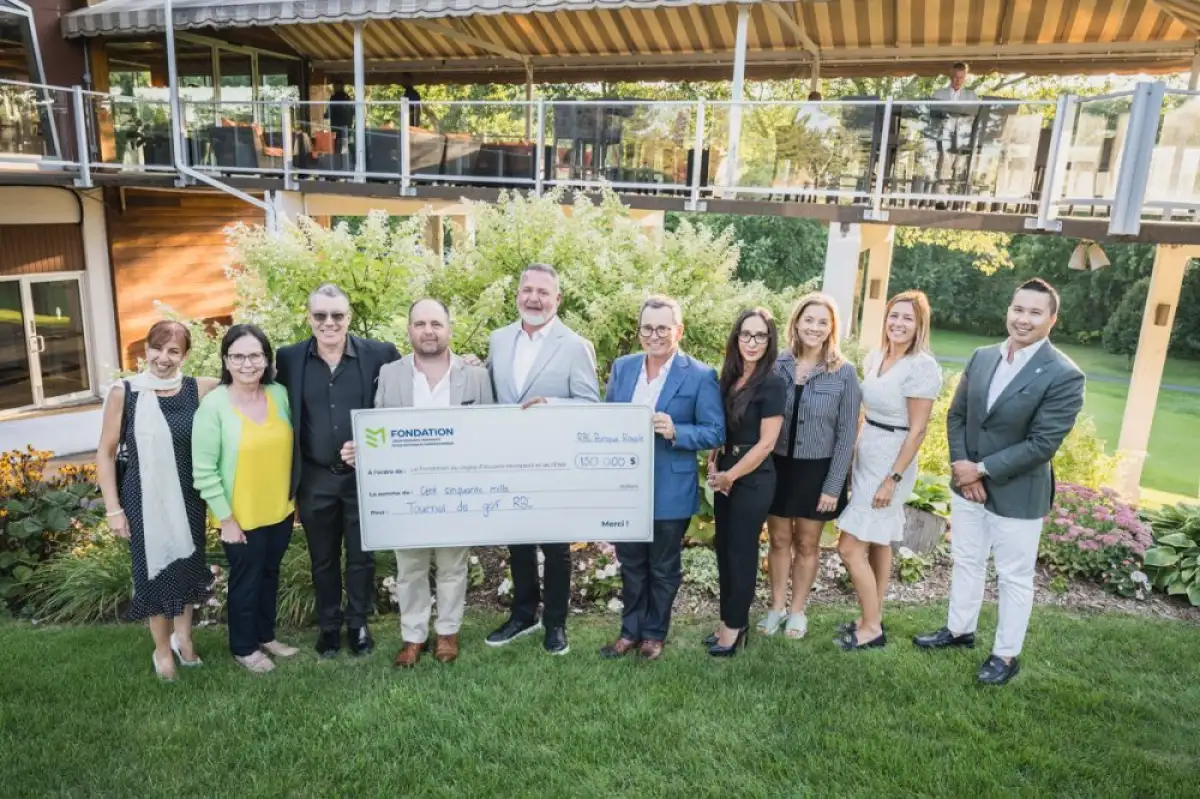 Personnes portant un chèque en faveur des étudiants et étudiantes