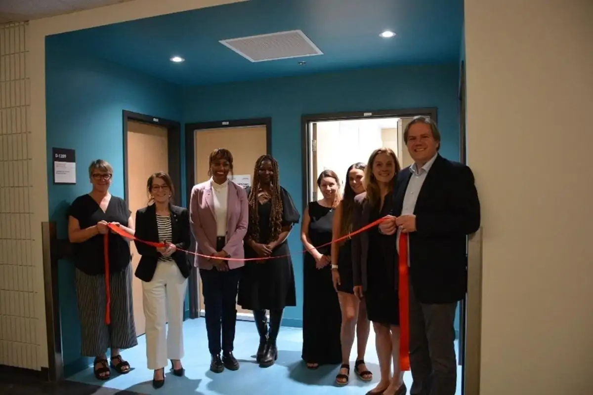 Photo de groupe pour l'inauguration d'une nouvelle salle de soins