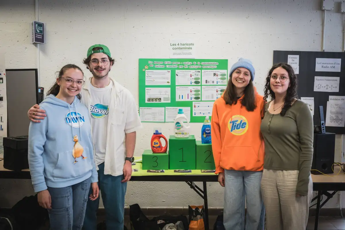 Des étudiantes et étudiants devant leur projet de fin de session.