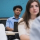 Étudiants assis en classe