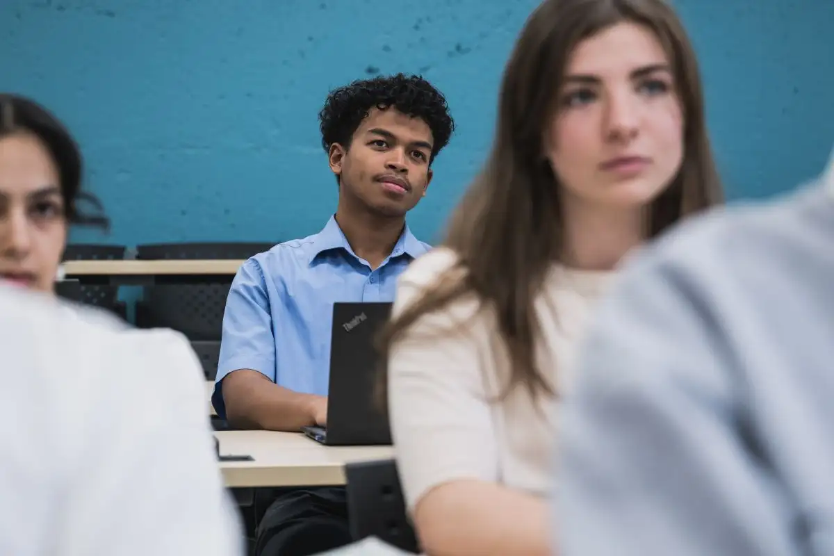 Étudiants assis en classe