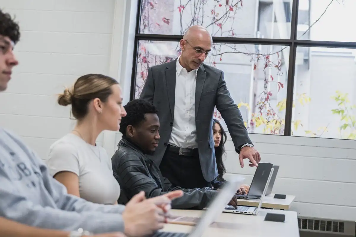 Enseignant qui fait le tour de ses élèves