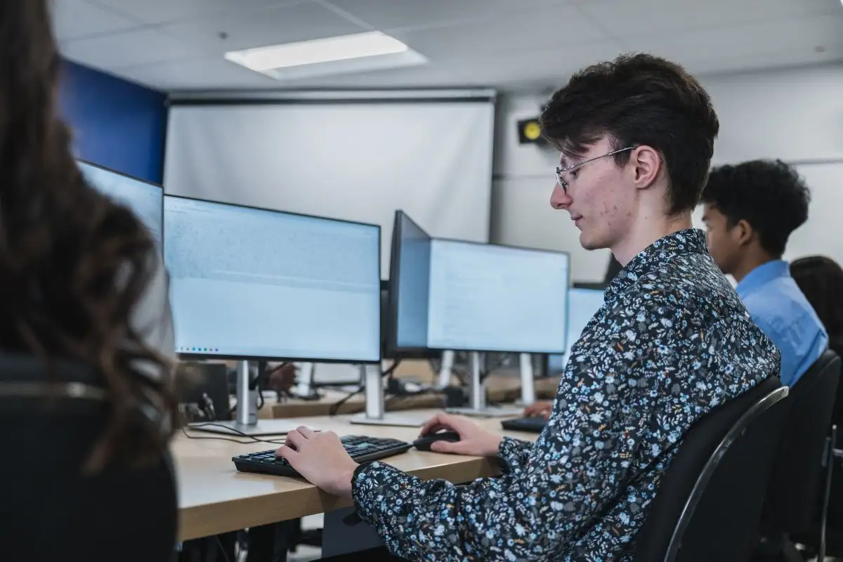 Étudiants à l'ordinateur