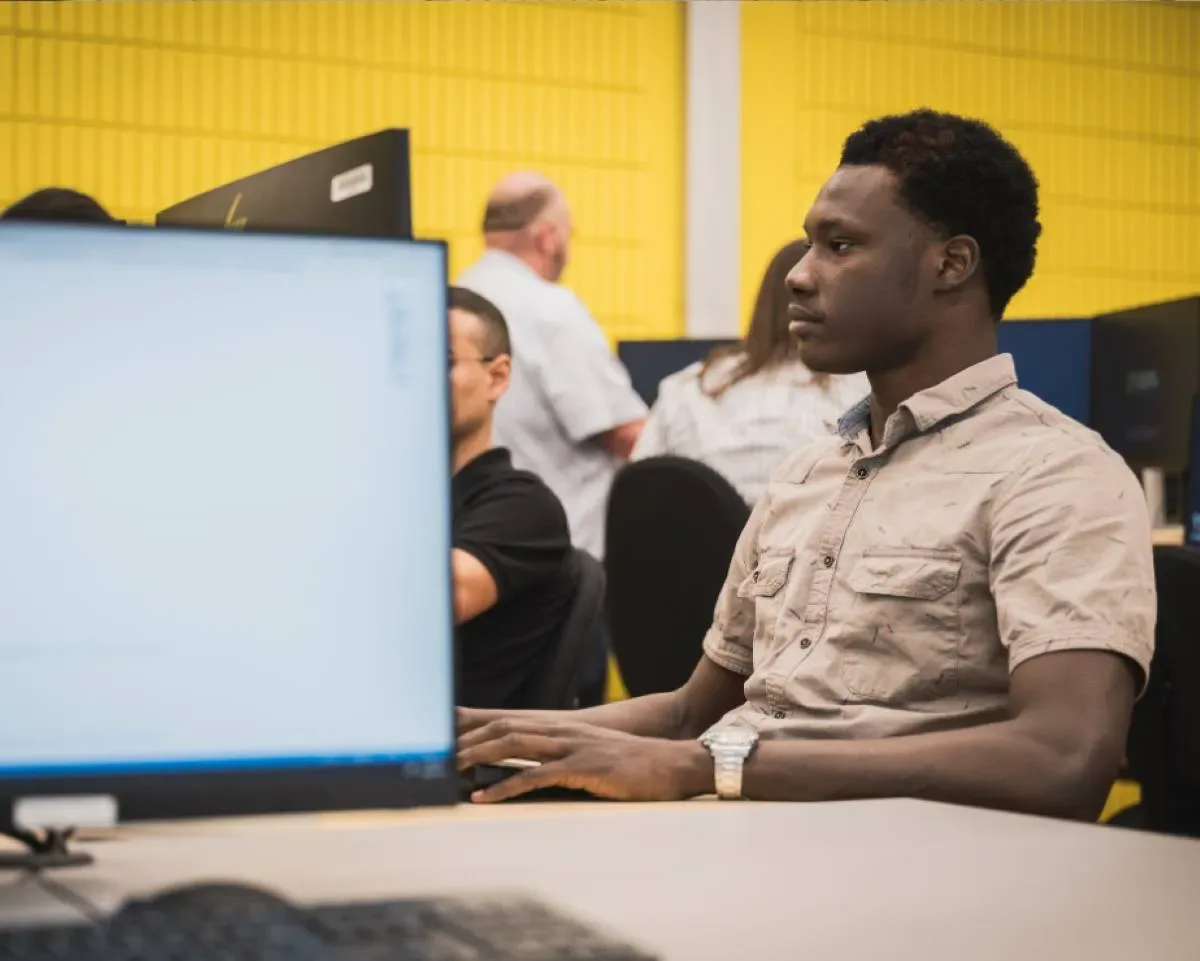 Étudiant en classe, en face d'un ordinateur