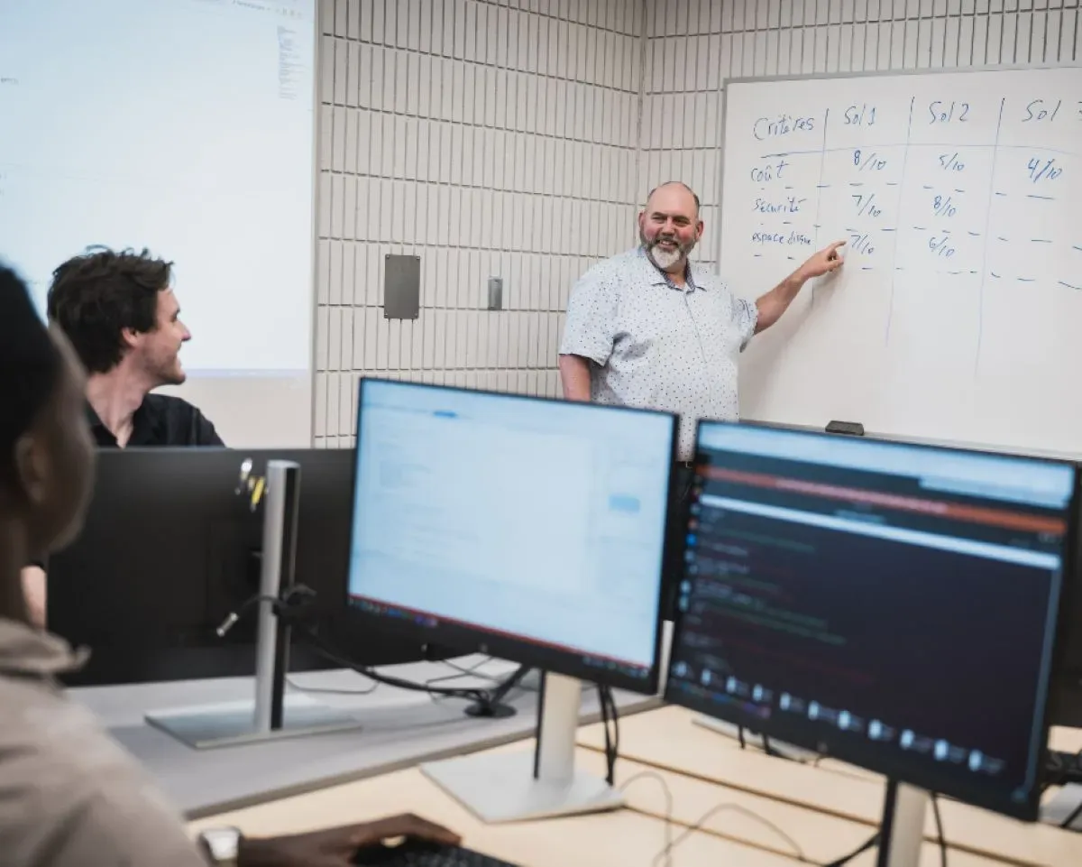 Enseignant devant un tableau blanc