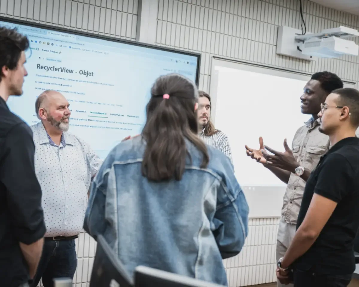 Discussion entre les enseignants et les personnes étudiantes