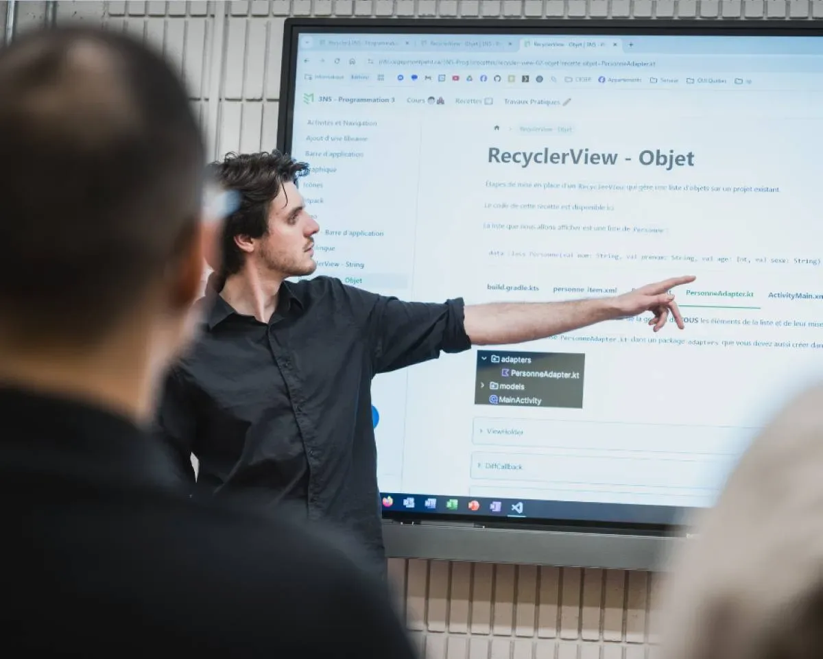 Enseignant qui présente sur une télévision