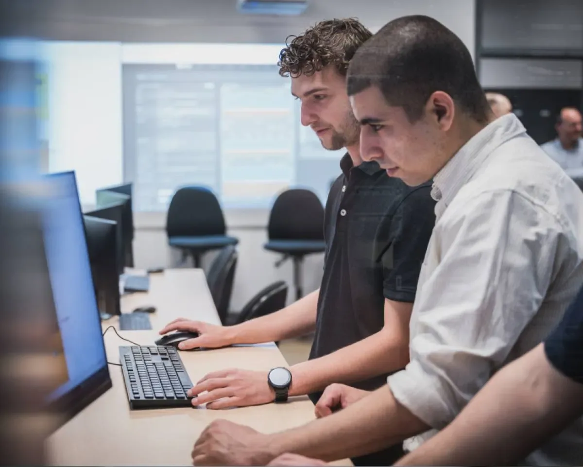 Personnes étudiantes dans une salle informatique