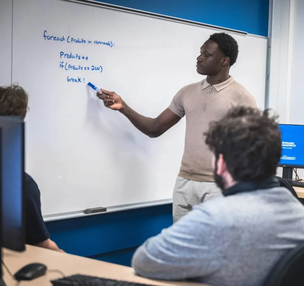 Étudiant qui présente devant un tableau blanc