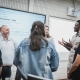 Discussion entre les enseignants et les personnes étudiantes