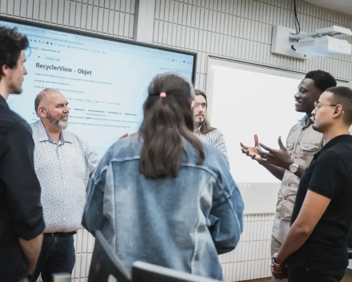 Discussion entre les enseignants et les personnes étudiantes