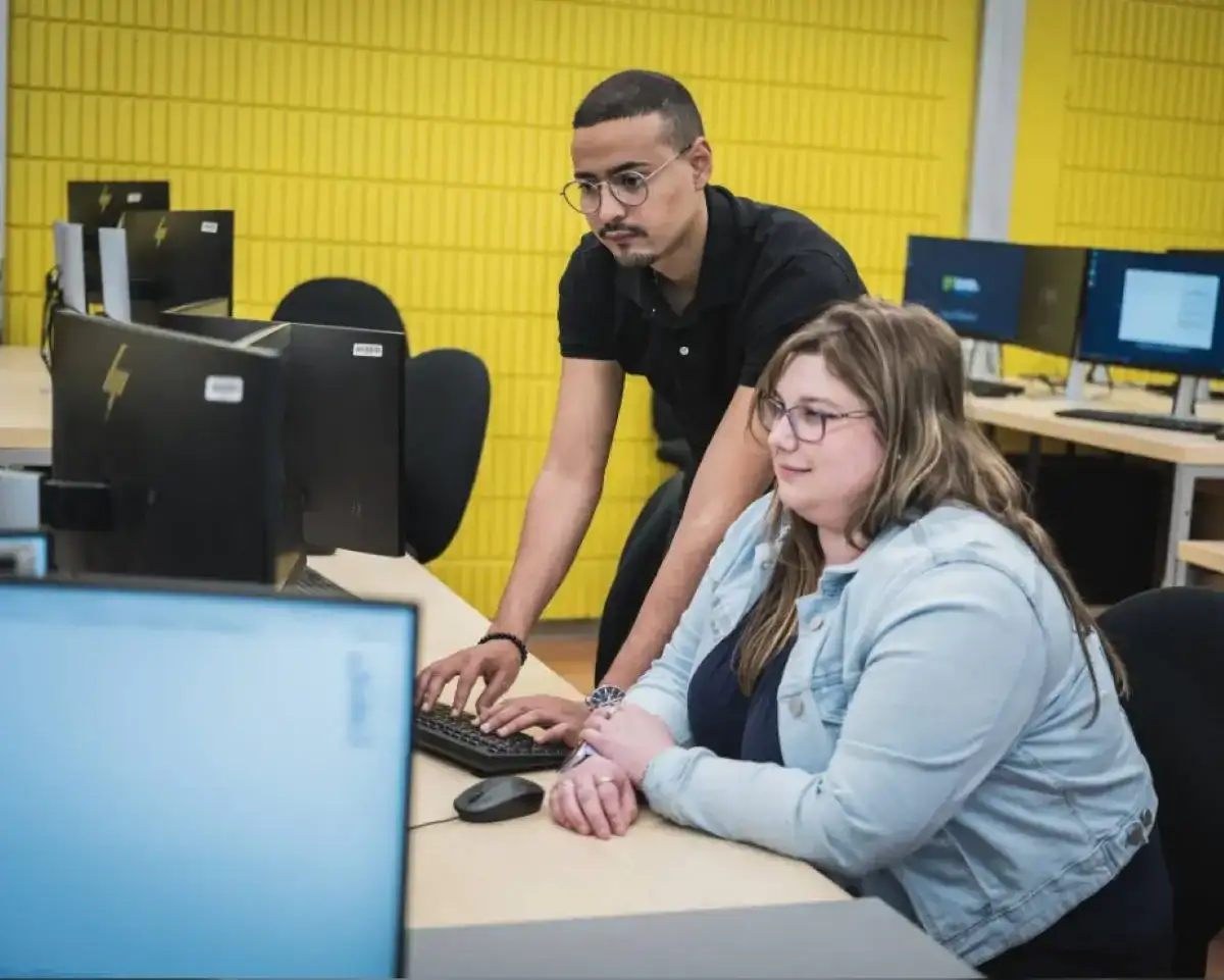 Professeur et son étudiantes