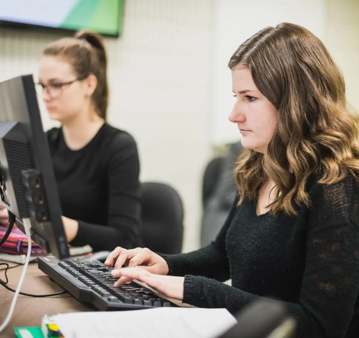 Personnes étudiantes devant leur ordinateur