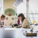 Personnes étudiantes dans le local du programme