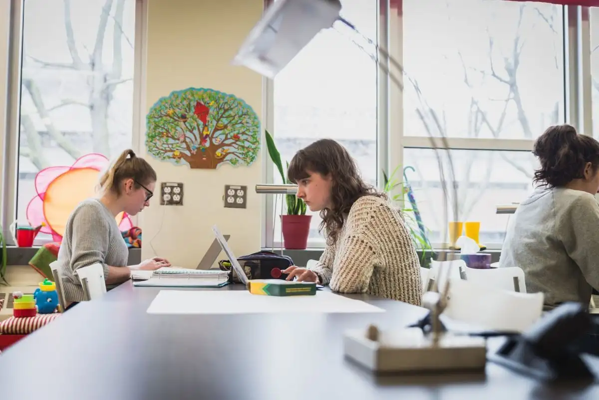 Personnes étudiantes dans le local du programme