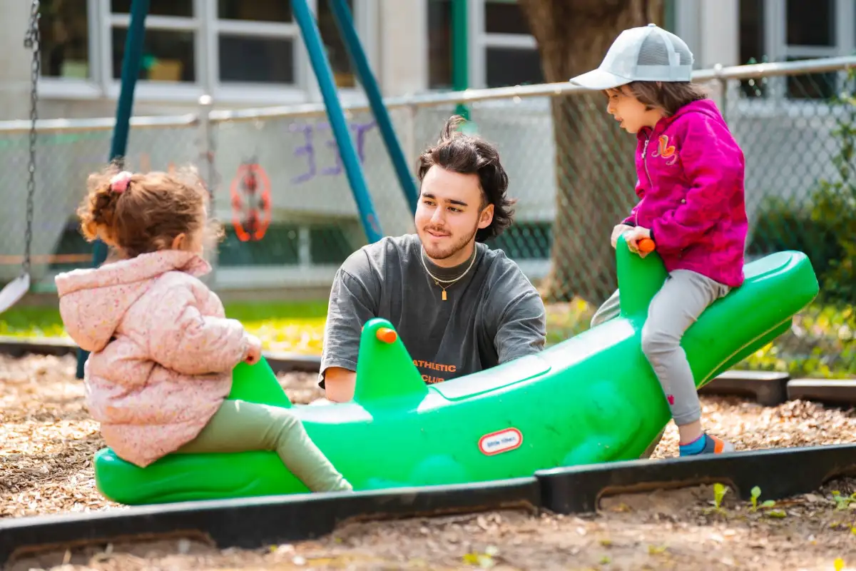 Personnes étudiantes dans le local du programme