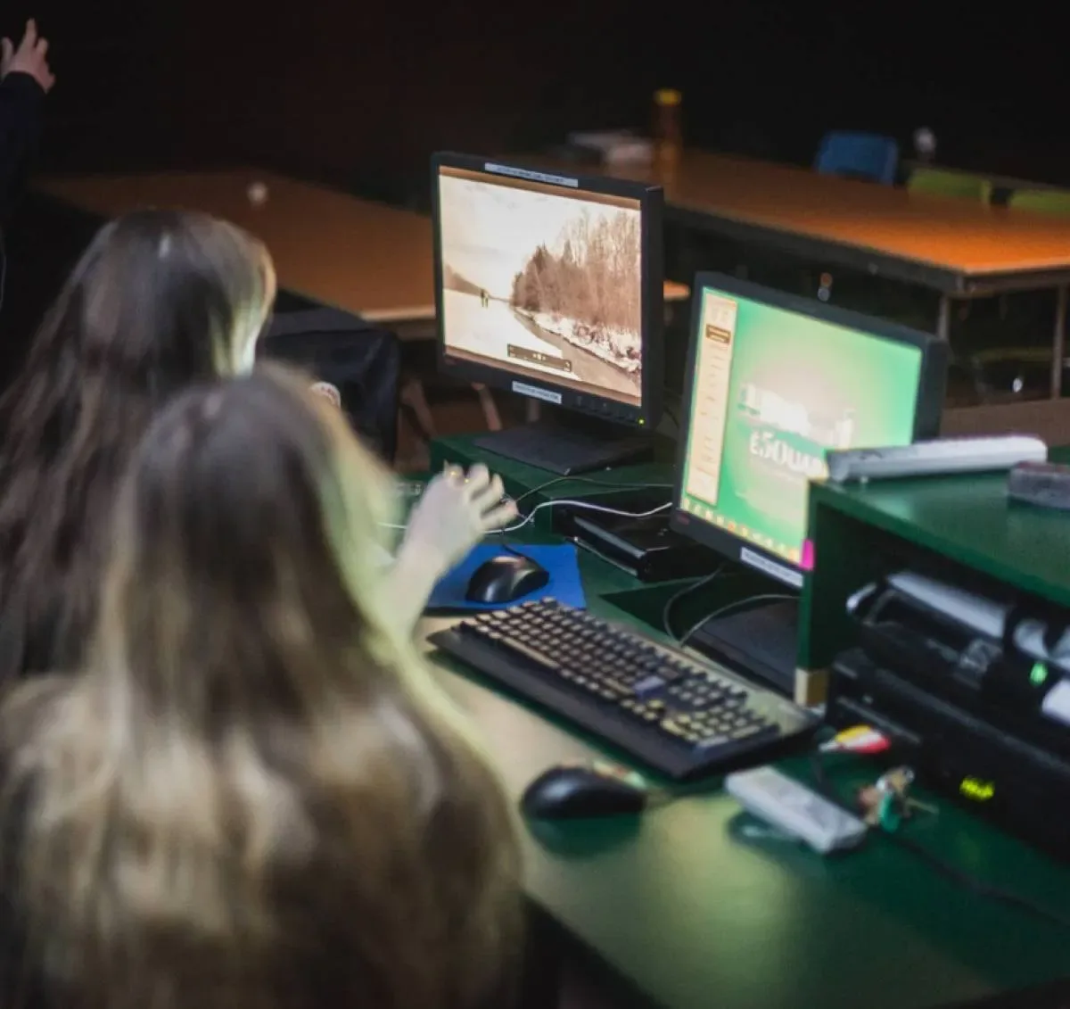 Étudiantes devant des ordinateurs