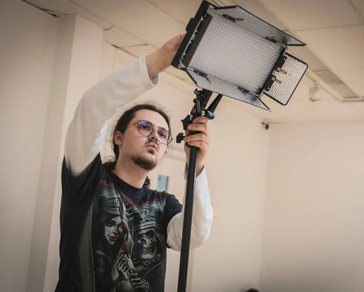 Étudiant qui branche l'équipement