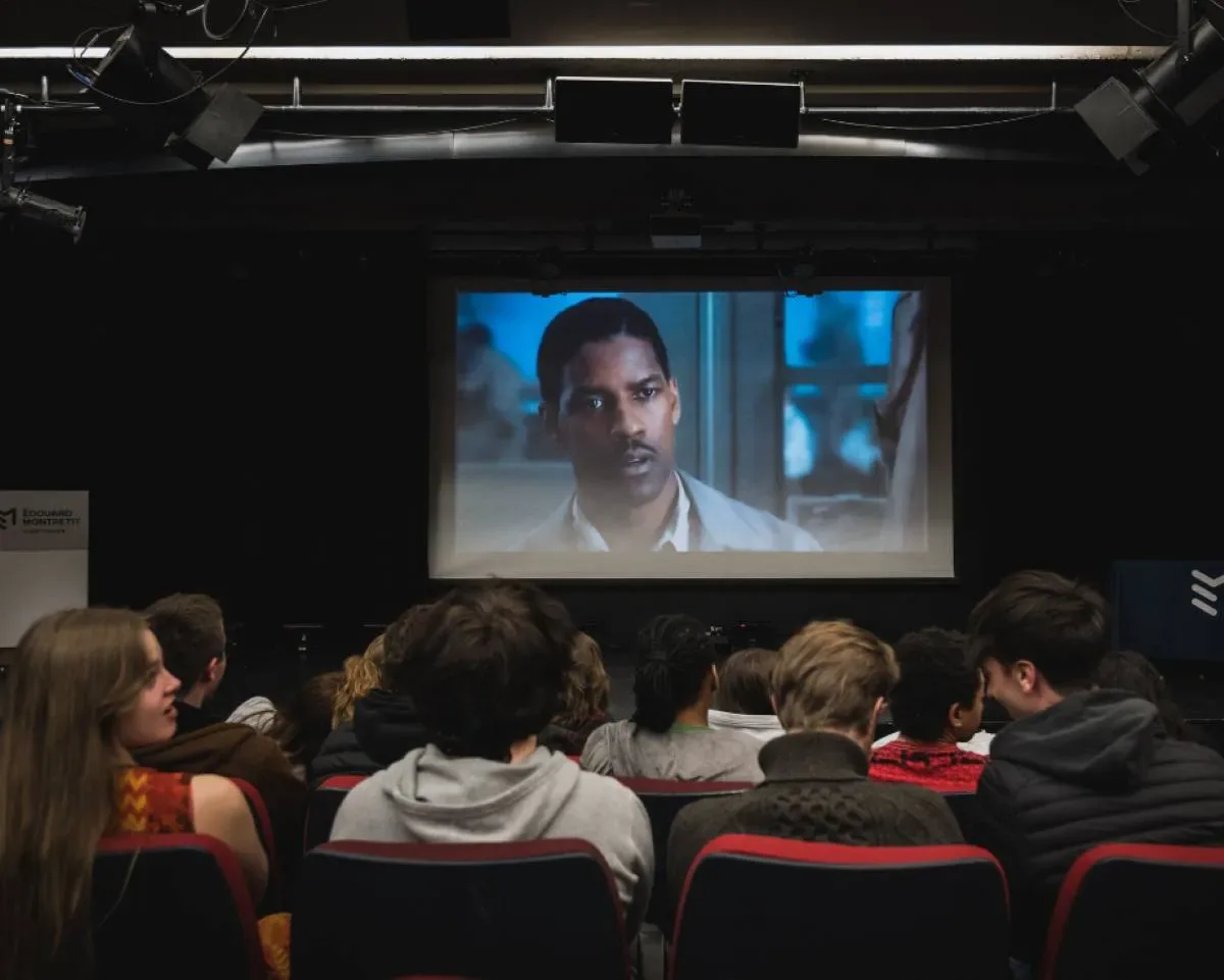 Projection d'un film sur un écran