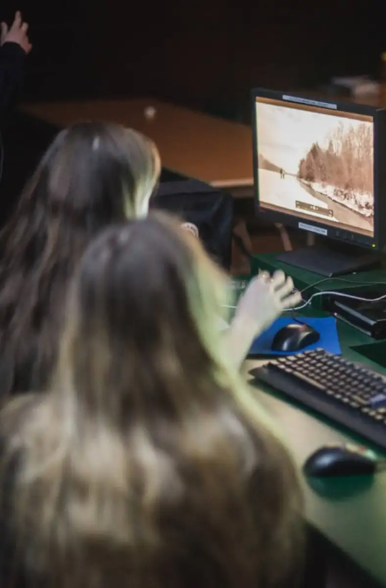 Étudiantes devant des ordinateurs