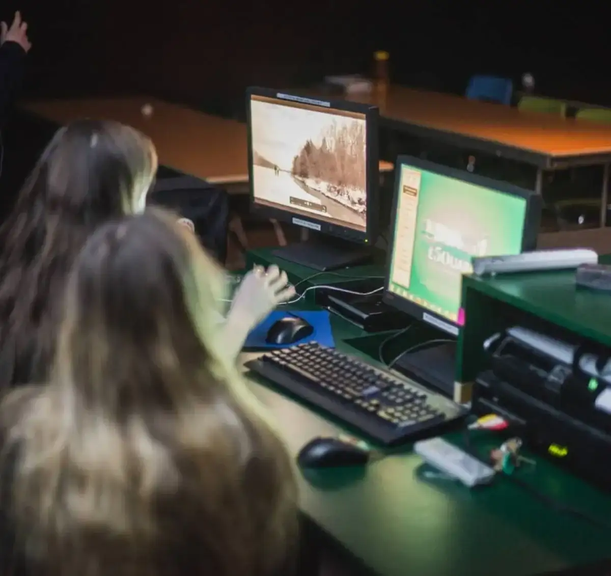 Étudiantes devant des ordinateurs