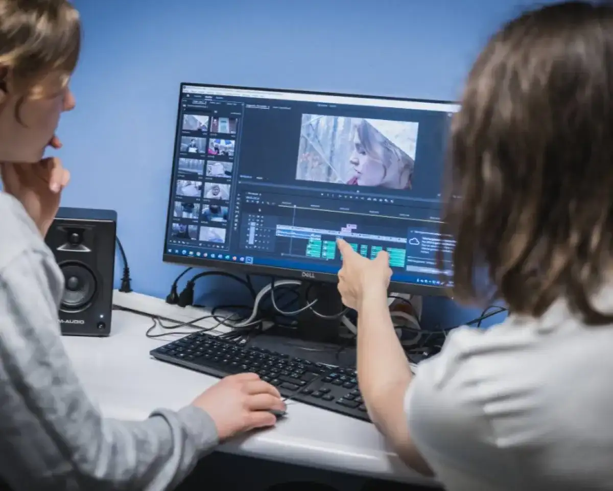 Personnes étudiantes qui font un montage sur ordinateur