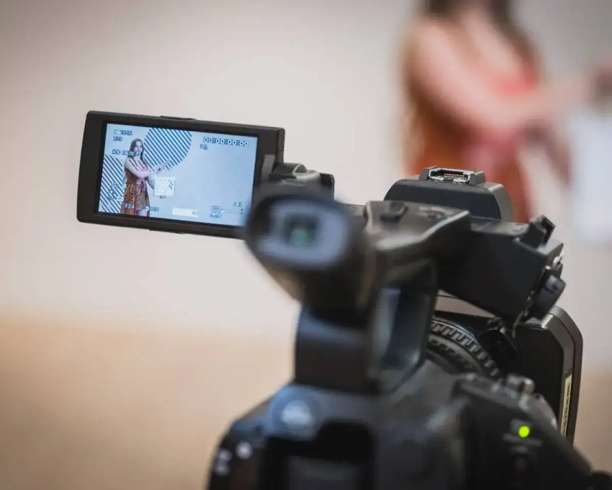 Vue sur une caméra qui tourne