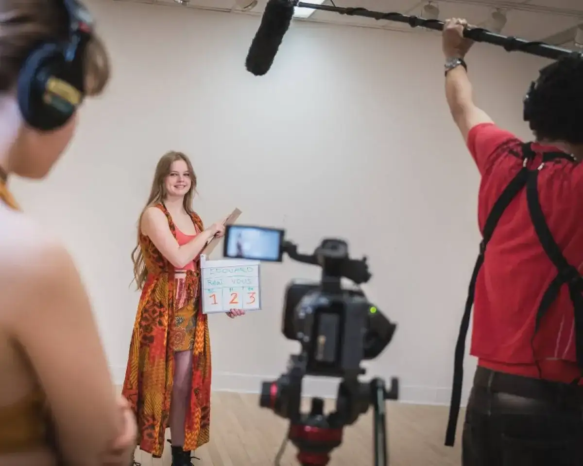 Personnes étudiantes qui tournent une scène