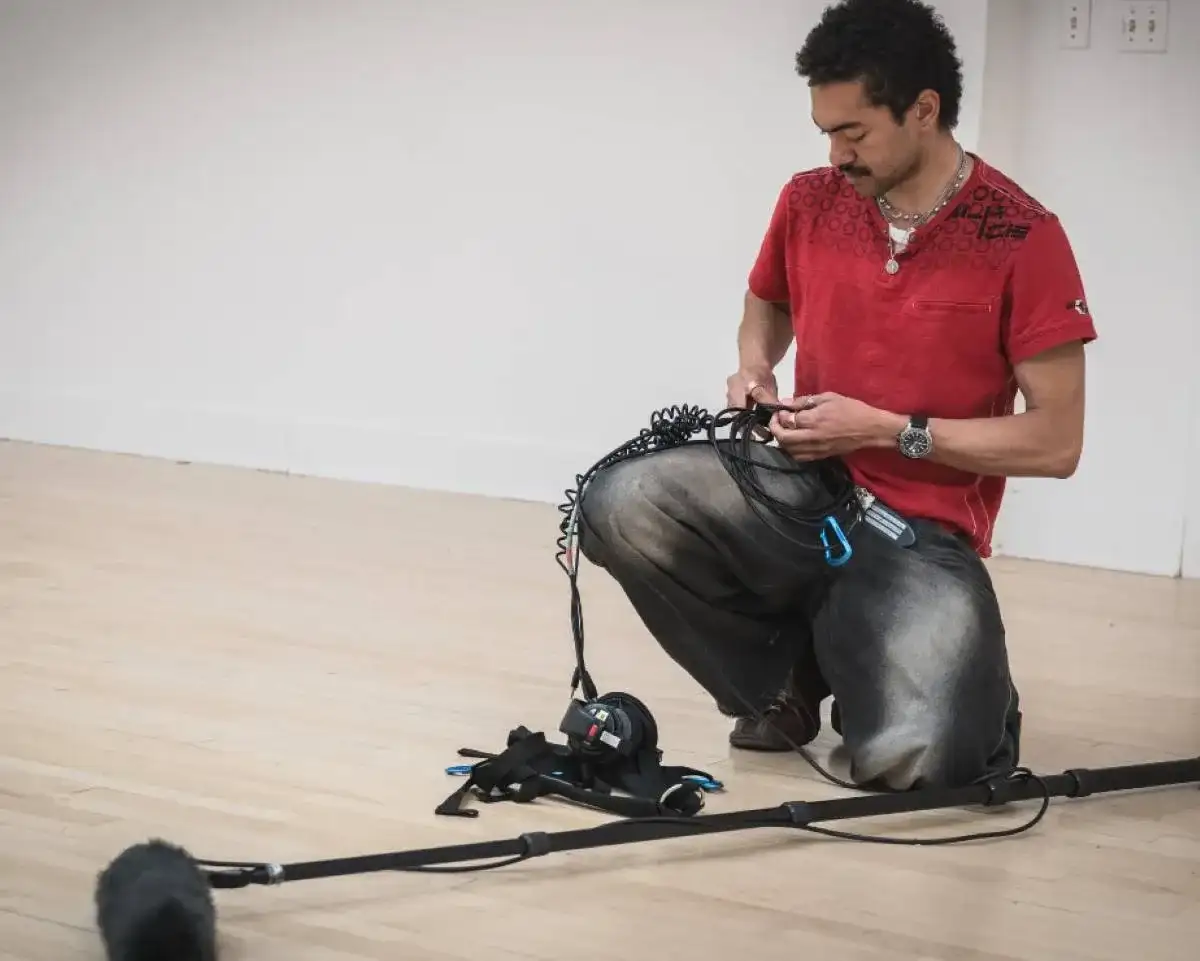 Étudiant qui branche l'équipement