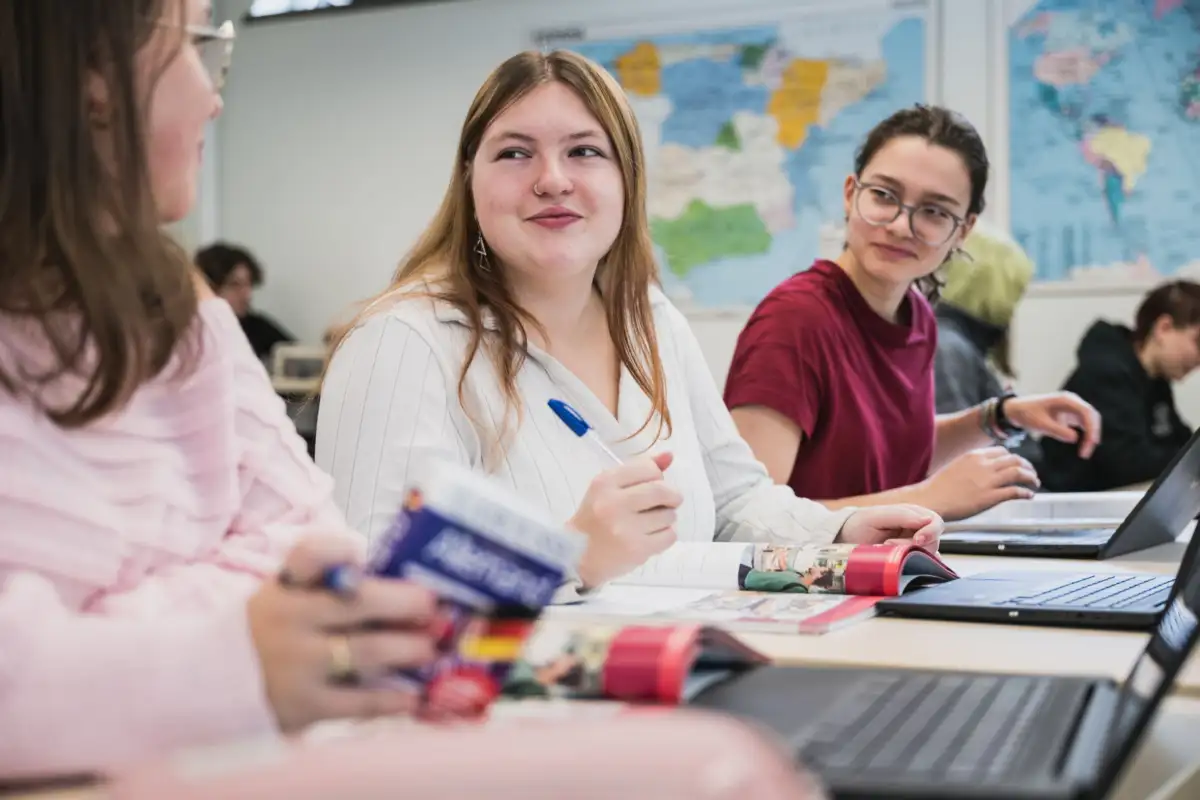 Personnes étudiantes en salle de cours qui échangent