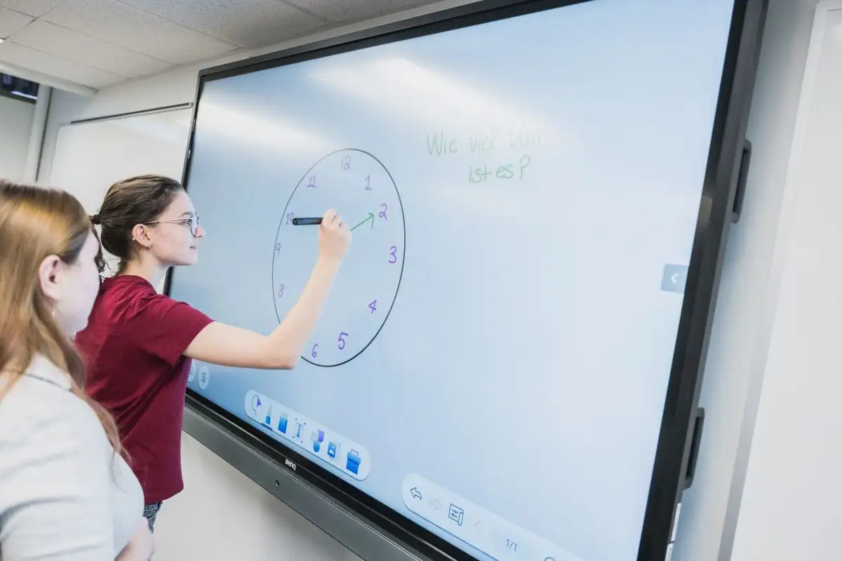 Étudiantes qui utilisent la télévision intelligente