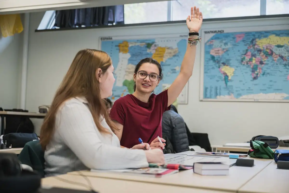 Étudiante qui lève la main