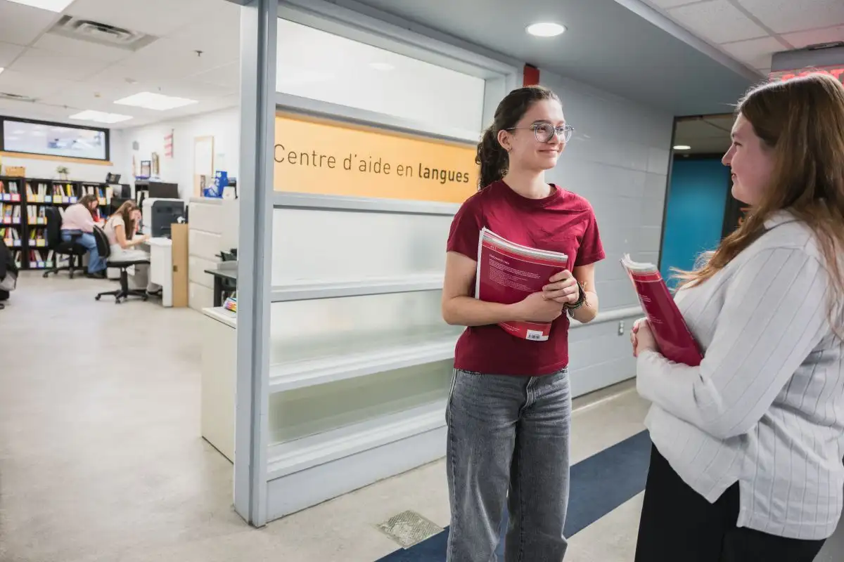 Étudiantes devant le centre d'aide en langues