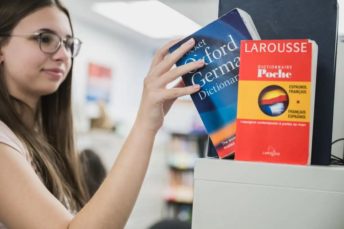 Étudiante qui prend un dictionnaire de langues