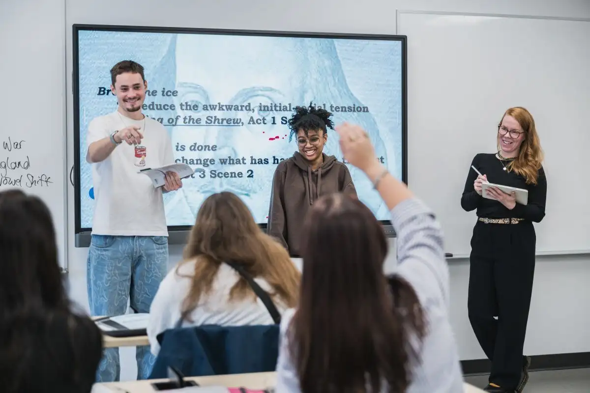 Personnes étudiantes qui présentent au groupe de leur classe