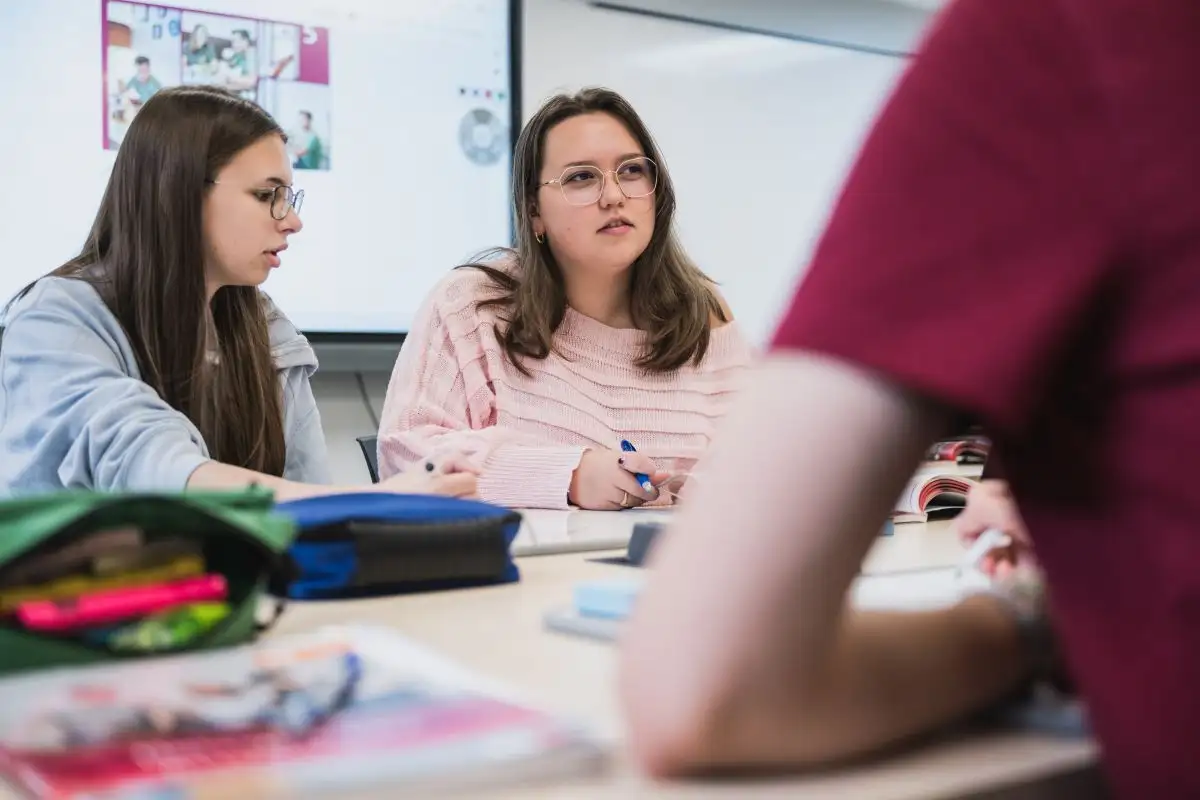Personnes étudiantes qui vont des travaux de groupe