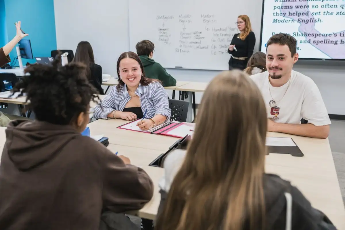 Personnes étudiantes en discussion à table