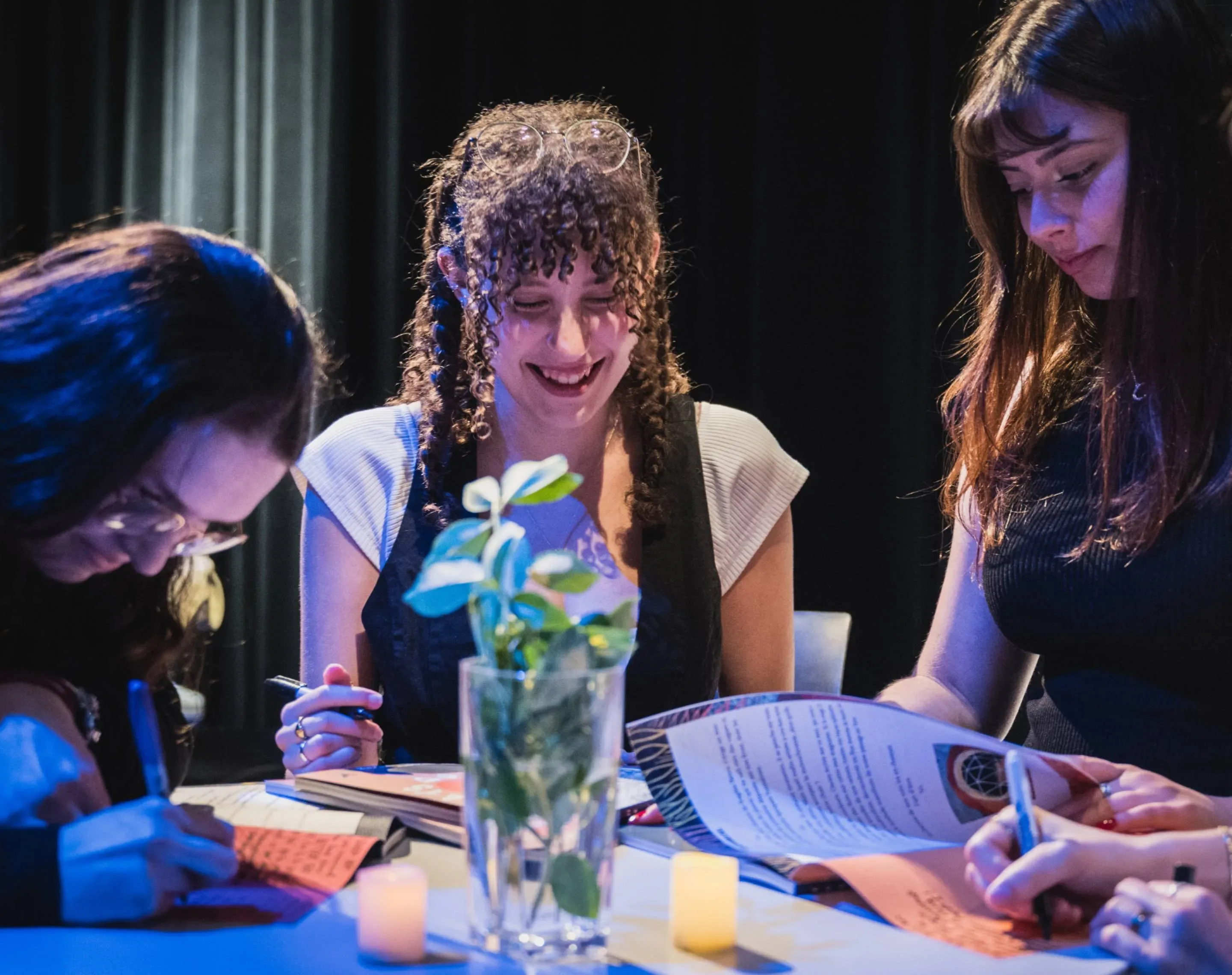 Personnes étudiantes qui font une lecture autour d'une table