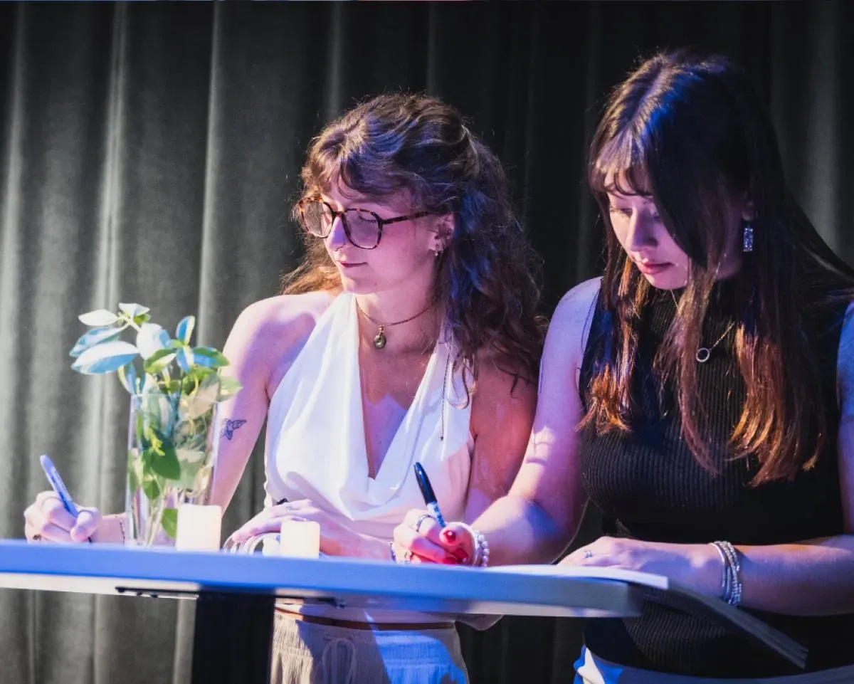 Personnes étudiantes qui écrivent un texte