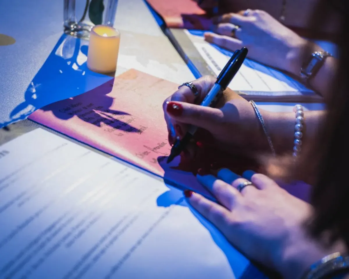 Étudiante qui écrit un texte littéraire