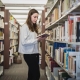 Étudiante à la bibliothèque