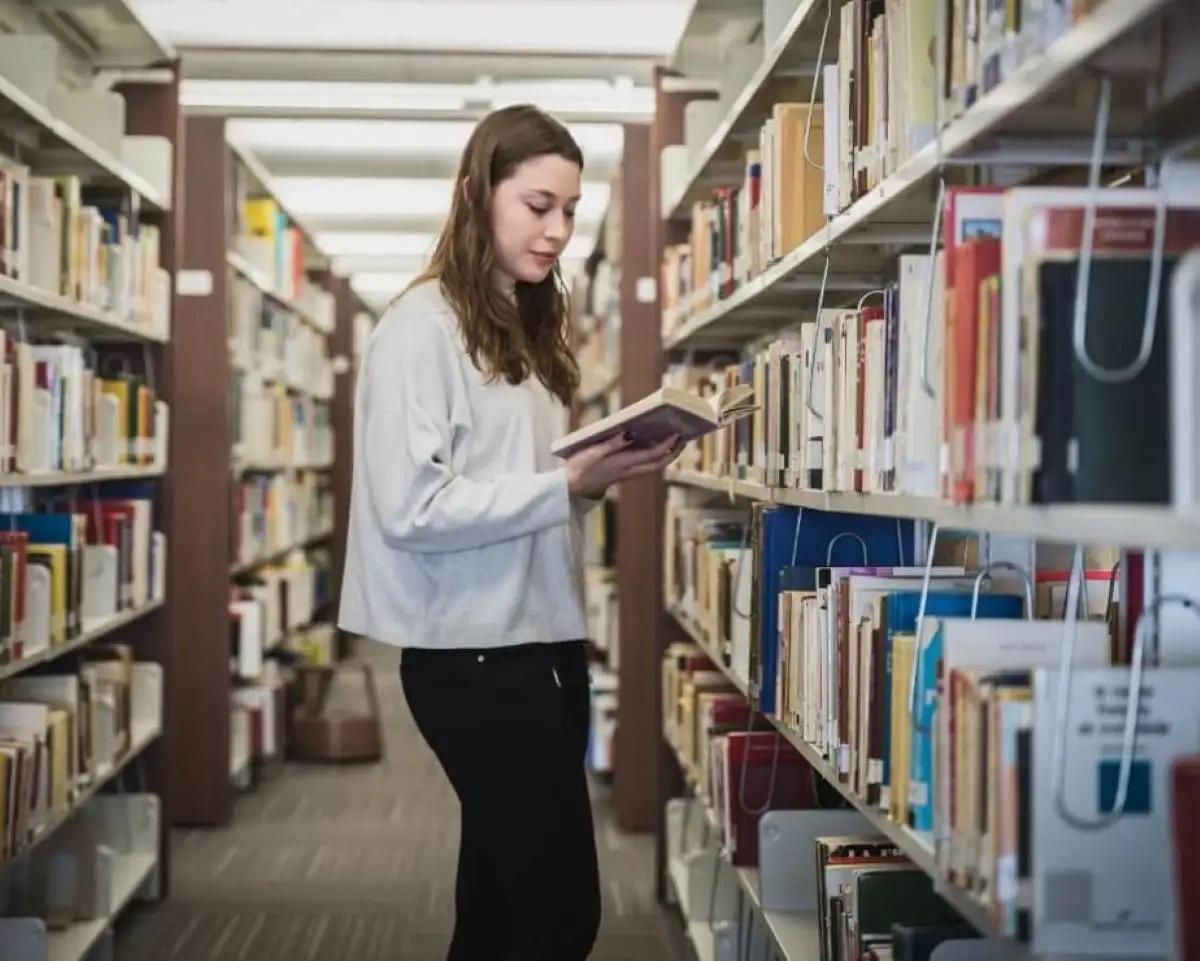 Étudiante à la bibliothèque